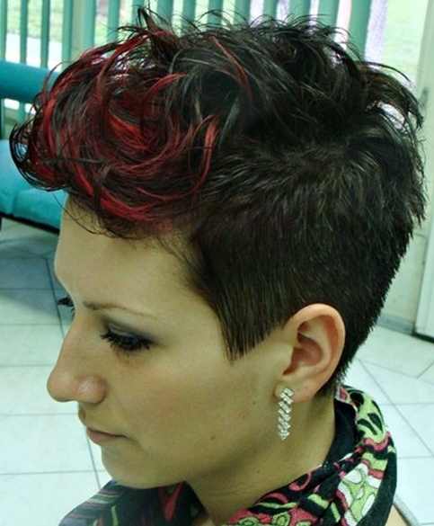 fryzura krótka z czerwoną grzywką 28